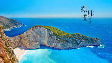 八月盛夏壁纸，以唯美旅游景区，海洋风景为背景的八月文字壁纸图片