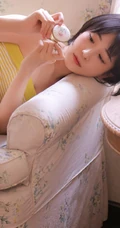 清新清新，看了让人很舒心的短发少女肩带衣短裤室内写真图片