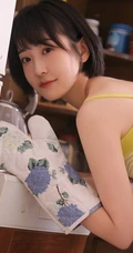 清新清新，看了让人很舒心的短发少女肩带衣短裤室内写真图片