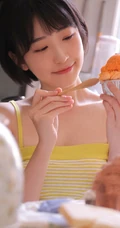 清新清新，看了让人很舒心的短发少女肩带衣短裤室内写真图片