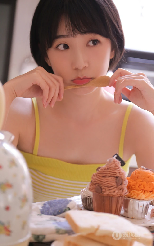 清新清新，看了让人很舒心的短发少女肩带衣短裤室内写真图片