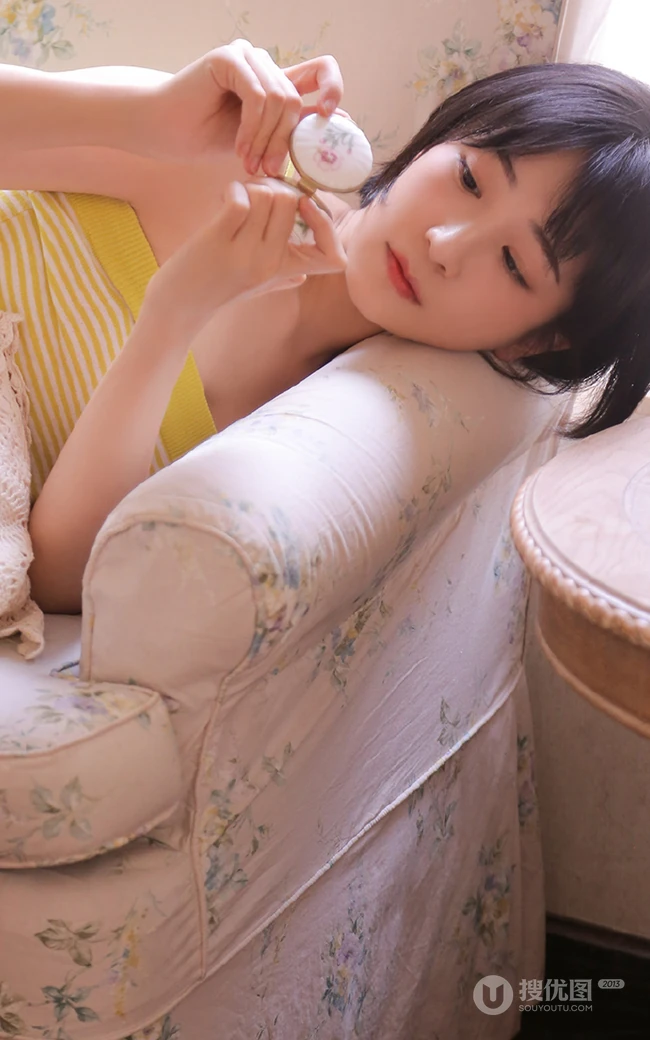 清新清新，看了让人很舒心的短发少女肩带衣短裤室内写真图片