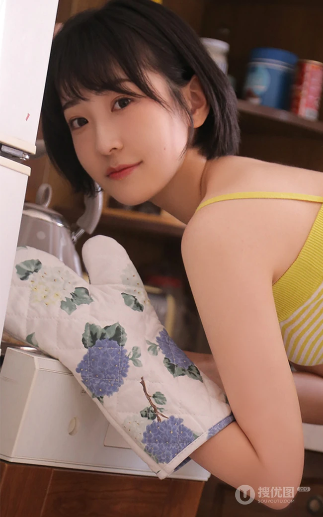 清新清新，看了让人很舒心的短发少女肩带衣短裤室内写真图片