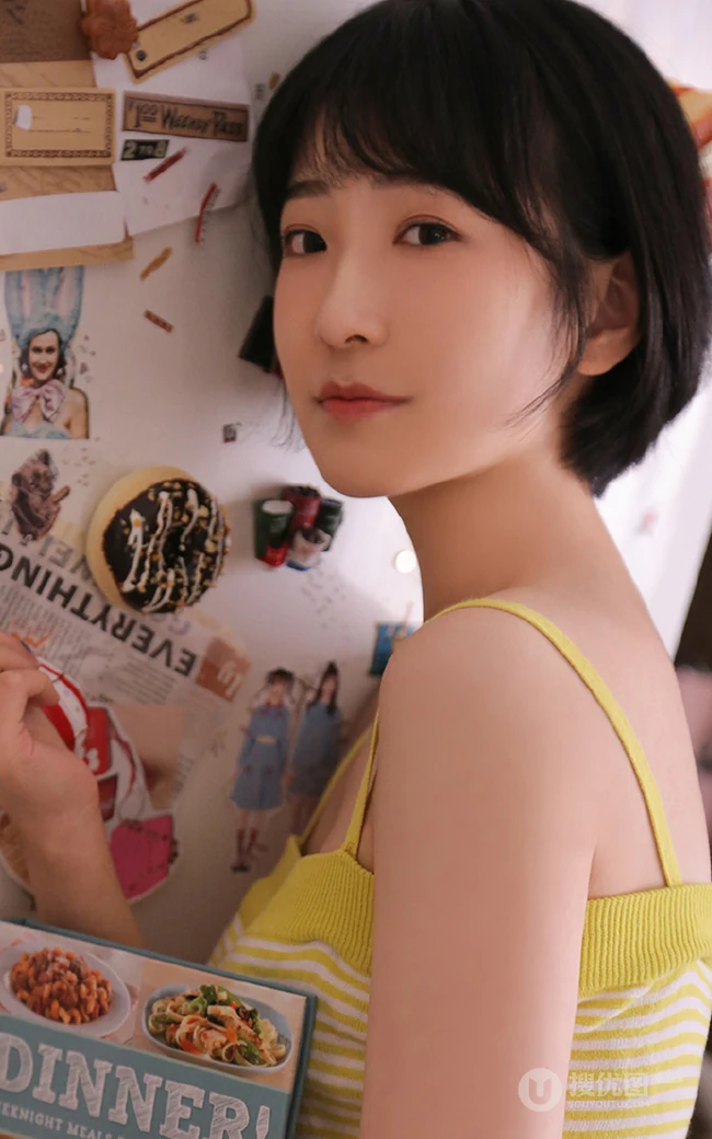 清新清新，看了让人很舒心的短发少女肩带衣短裤室内写真图片