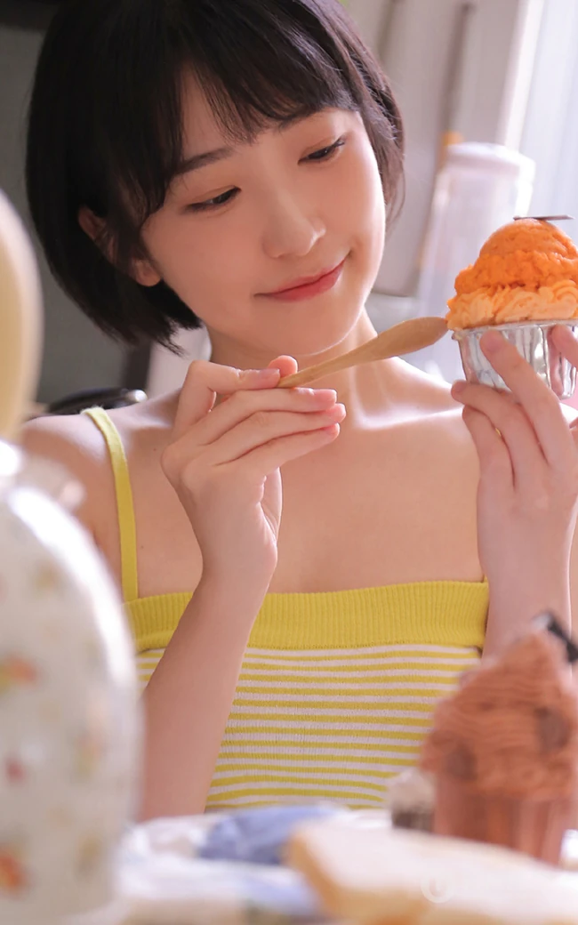 清新清新，看了让人很舒心的短发少女肩带衣短裤室内写真图片