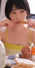 清新清新，看了让人很舒心的短发少女肩带衣短裤室内写真图片