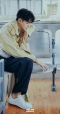 官鸿大衣夹克装户外破旧巴士唯美写真图片