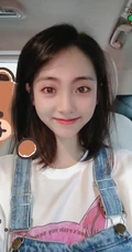 邢菲丸子头发型清新俏皮休闲装衬衫牛仔裤室内照片