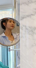 邢菲丸子头发型清新俏皮休闲装衬衫牛仔裤室内照片
