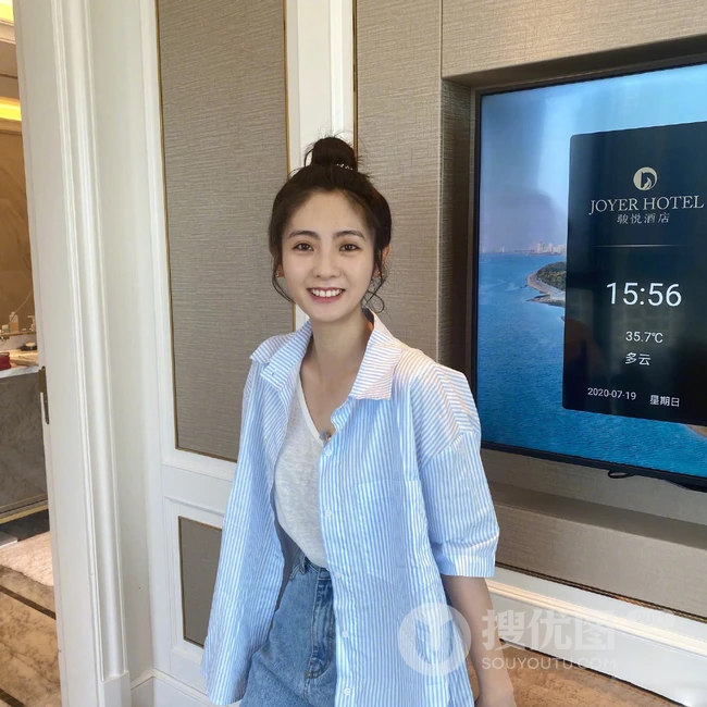 邢菲丸子头发型清新俏皮休闲装衬衫牛仔裤室内照片