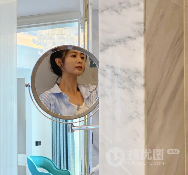 邢菲丸子头发型清新俏皮休闲装衬衫牛仔裤室内照片
