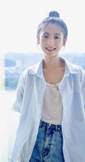 邢菲丸子头发型清新俏皮休闲装衬衫牛仔裤室内照片
