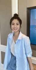 邢菲丸子头发型清新俏皮休闲装衬衫牛仔裤室内照片