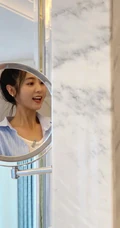 邢菲丸子头发型清新俏皮休闲装衬衫牛仔裤室内照片