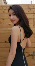 贾青黑色肩带长裙优雅气质露美背胡同写真美照