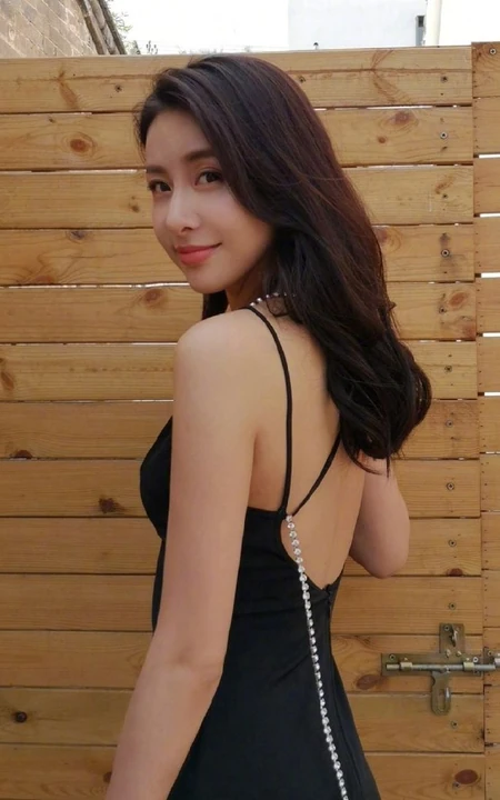 贾青黑色肩带长裙优雅气质露美背胡同写真美照