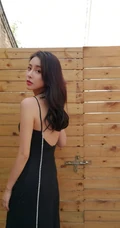 贾青黑色肩带长裙优雅气质露美背胡同写真美照