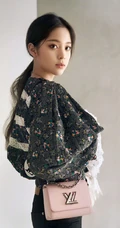 又酷又甜又美，欧阳娜娜皮衣白裤搭黑靴写真美图片