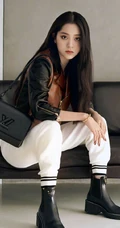 又酷又甜又美，欧阳娜娜皮衣白裤搭黑靴写真美图片