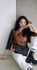又酷又甜又美，欧阳娜娜皮衣白裤搭黑靴写真美图片
