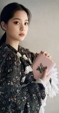 又酷又甜又美，欧阳娜娜皮衣白裤搭黑靴写真美图片