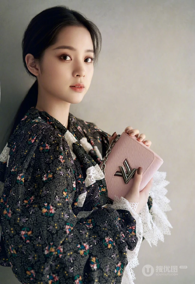 又酷又甜又美，欧阳娜娜皮衣白裤搭黑靴写真美图片