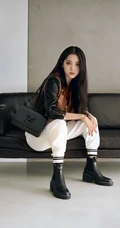 又酷又甜又美，欧阳娜娜皮衣白裤搭黑靴写真美图片