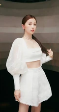 虞书欣气质甜美白衣短裤高跟写真图片