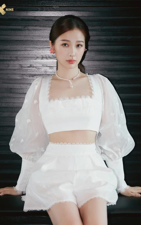 虞书欣气质甜美白衣短裤高跟写真图片