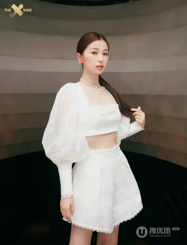 虞书欣气质甜美白衣短裤高跟写真图片