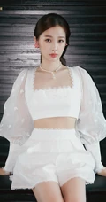 虞书欣气质甜美白衣短裤高跟写真图片