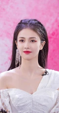 白鹿品牌活动俏丽造型，露肩上衣搭黑色短裙，尽显优雅少女感