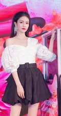 白鹿品牌活动俏丽造型，露肩上衣搭黑色短裙，尽显优雅少女感