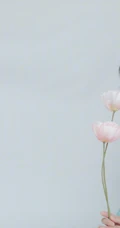 白鹿品牌活动俏丽造型，露肩上衣搭黑色短裙，尽显优雅少女感
