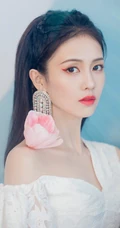 白鹿品牌活动俏丽造型，露肩上衣搭黑色短裙，尽显优雅少女感