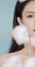白鹿品牌活动俏丽造型，露肩上衣搭黑色短裙，尽显优雅少女感