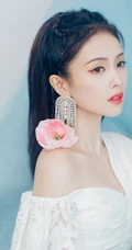 白鹿品牌活动俏丽造型，露肩上衣搭黑色短裙，尽显优雅少女感
