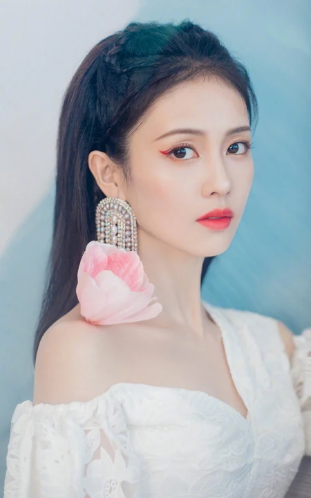 白鹿品牌活动俏丽造型，露肩上衣搭黑色短裙，尽显优雅少女感