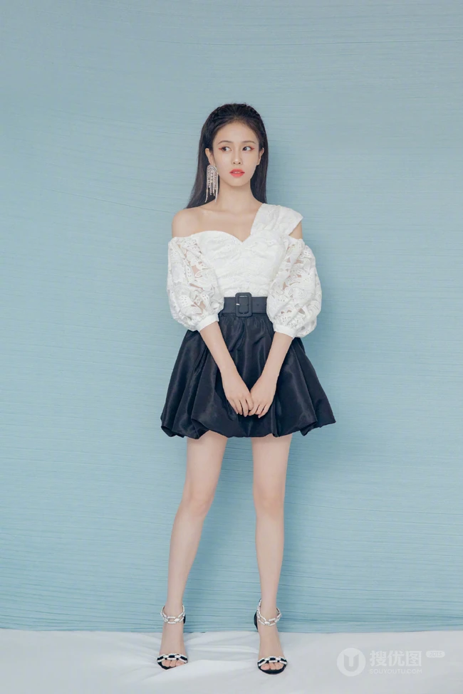 白鹿品牌活动俏丽造型，露肩上衣搭黑色短裙，尽显优雅少女感