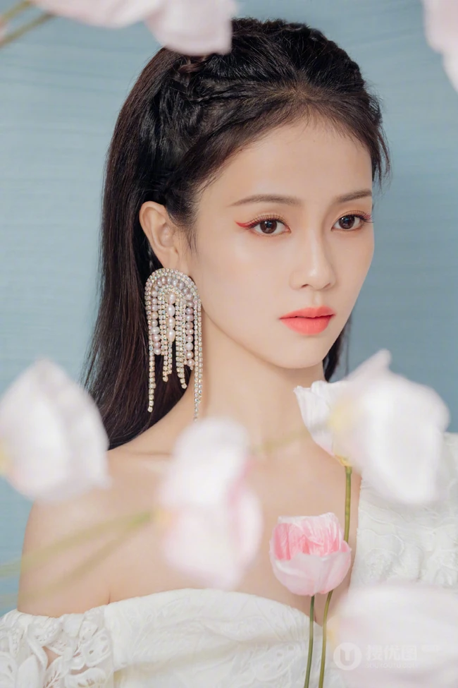 白鹿品牌活动俏丽造型，露肩上衣搭黑色短裙，尽显优雅少女感