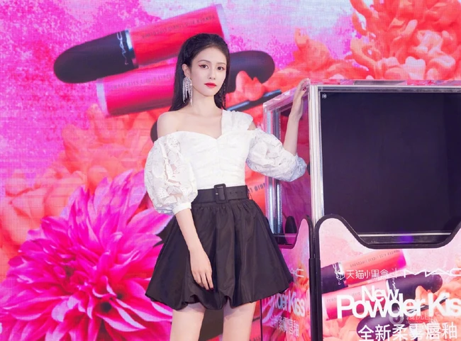 白鹿品牌活动俏丽造型，露肩上衣搭黑色短裙，尽显优雅少女感