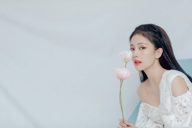 白鹿品牌活动俏丽造型，露肩上衣搭黑色短裙，尽显优雅少女感