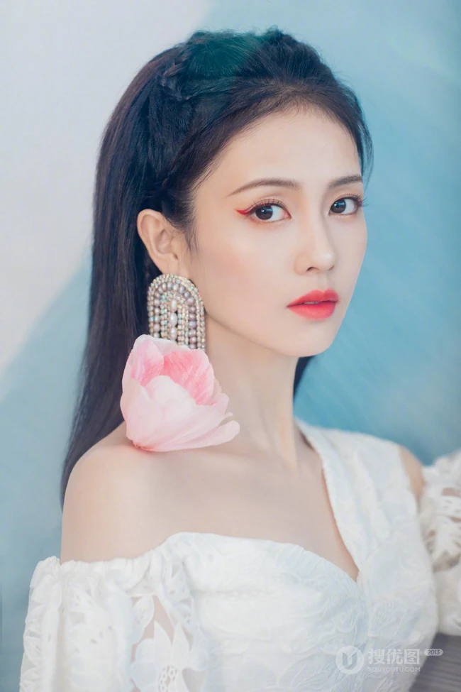 白鹿品牌活动俏丽造型，露肩上衣搭黑色短裙，尽显优雅少女感