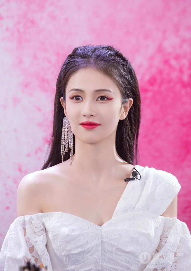 白鹿品牌活动俏丽造型，露肩上衣搭黑色短裙，尽显优雅少女感