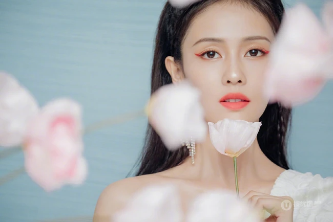 白鹿品牌活动俏丽造型，露肩上衣搭黑色短裙，尽显优雅少女感