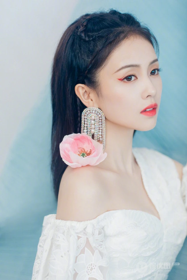 白鹿品牌活动俏丽造型，露肩上衣搭黑色短裙，尽显优雅少女感