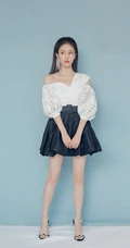 白鹿品牌活动俏丽造型，露肩上衣搭黑色短裙，尽显优雅少女感