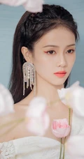 白鹿品牌活动俏丽造型，露肩上衣搭黑色短裙，尽显优雅少女感