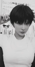 戴燕妮短发遮眼自拍黑白写真照