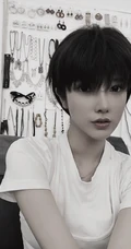 戴燕妮短发遮眼自拍黑白写真照